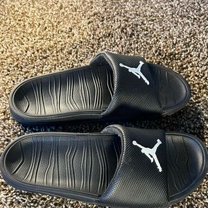 Jordan slides size 5 y